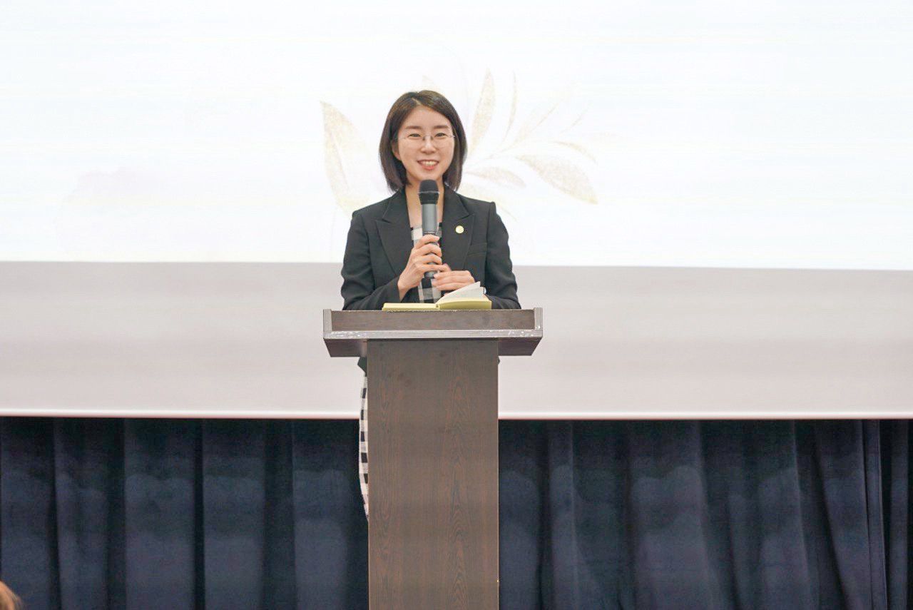 Outgoing Chairwoman Yoon Hyun Sook delivers her farewell speech, marking the beginning of a new chapter in IWPG’s leadership. Photo: IWPG